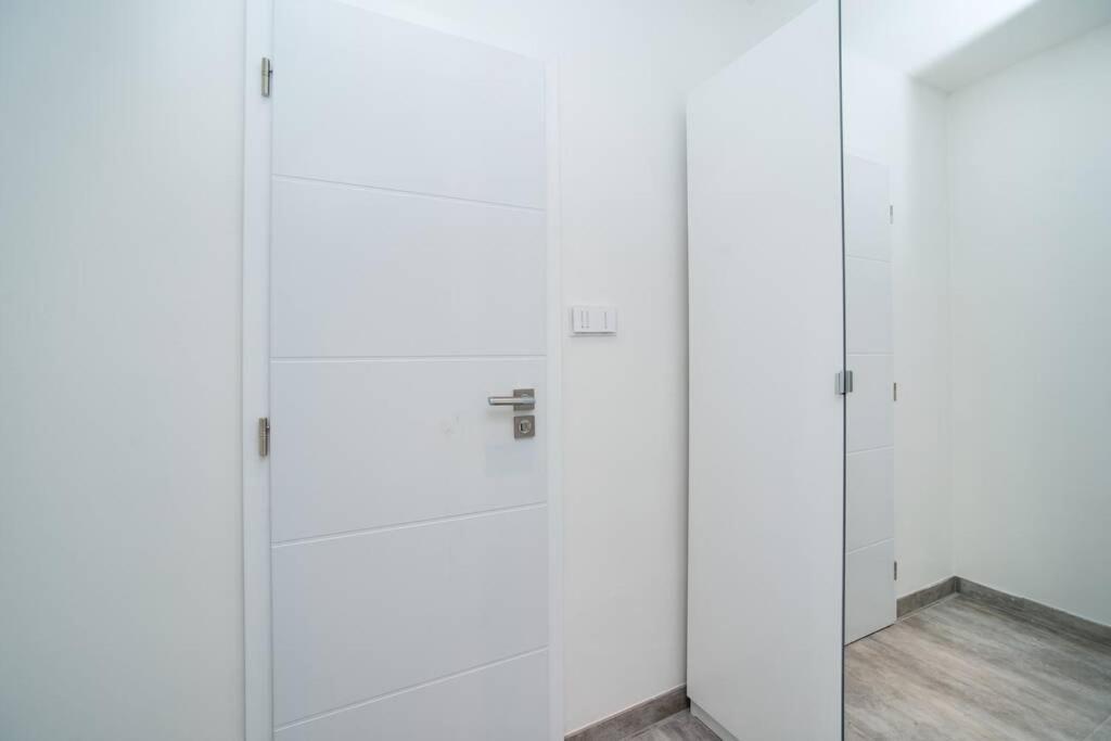 Old Town 1 Bedroom Oasis With Ac And Double Shower Prague Exterior photo